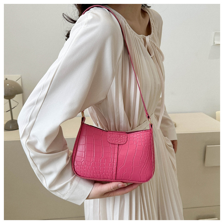 2023 Spring New Simple Trend One Shoulder Underarm Small Square Bag Net Red Fashion Temperament Commuter Bag Female_voghion.com