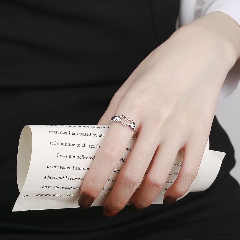 Anello di moda per coppia con gesto geometrico a forma di cuore e palma a doppia mano romantica Carlisle_voghion.com