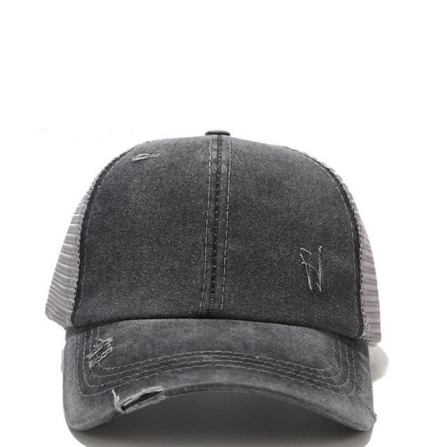 Baseball da donna con coda di cavallo lavata a griglia incrociata in estate, primavera e autunno, realizzato con un vecchio pannello luminoso, sole all'aperto_voghion.com