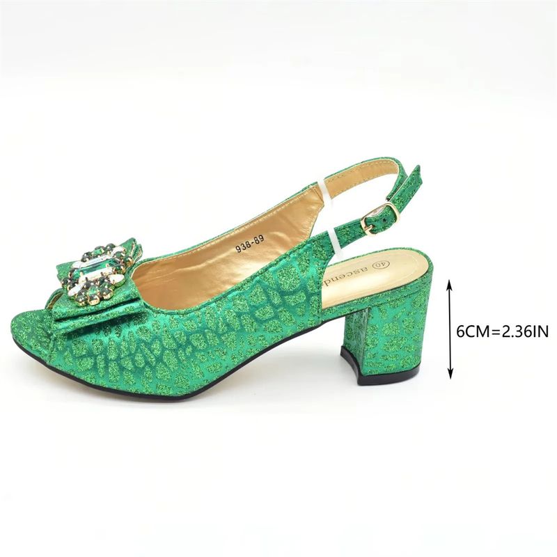 Dinnerparty mit Sandalen mit Schleife und Handtasche für jeden Tag_voghion.com