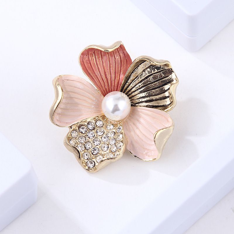 Koreaanse versie van de nieuwe parelbroche afgewerkt product kleurbehoud gematteerd drie kleuren bloem broche broche accessoires lege lade_voghion.com