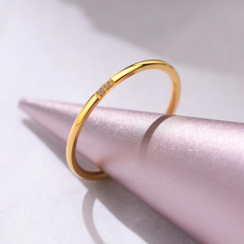 Bague minimaliste en acier titane et oxyde de zirconium pour femme - Design géométrique élégant pour un usage quotidien. Bijoux trois zircons_voghion.com