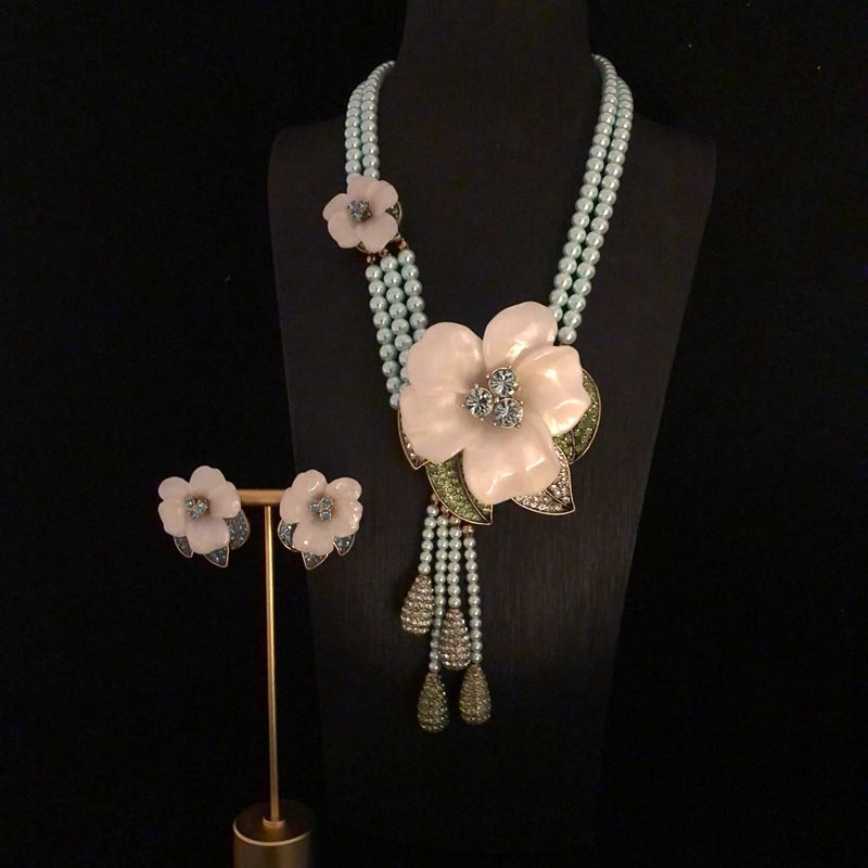 Medieval heavy industry Western style light green glass pearl studded with diamond flower necklace sweater chain earrings and ear clip set_voghion.com