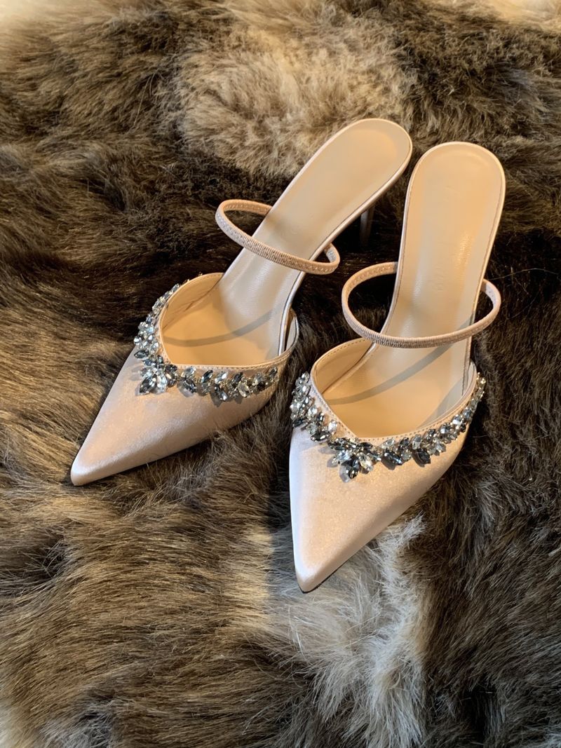 Sandalias puntiagudas con pedrería y tacones altos, tacones finos, sandalias de una sola línea color champán, sandalias de media caña_voghion.com