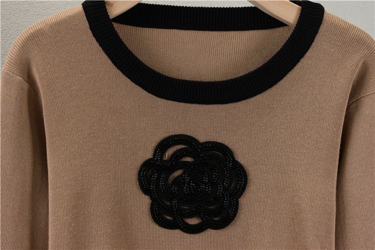 Vêtements pour femmes nouveau costume en tricot camélia haut col rond tempérament à la mode pour femmes avec jupe de hanche de couleur contrastante_voghion.com