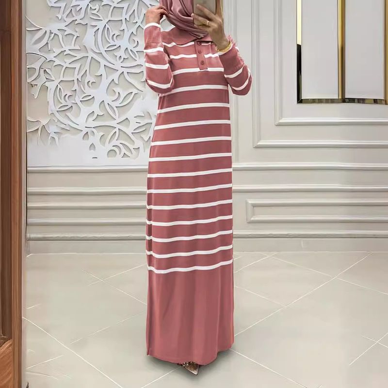 Abbigliamento da donna, abito lungo alla moda ed elegante a righe in maglia_voghion.com