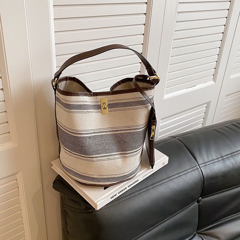 Beibei Shangpin 2023 Herfst/Winter Nieuwe Vrouwen Stijl Gestreepte Canvas Emmer Handheld Een Schouder Diagonale Straddle Bag_voghion.com
