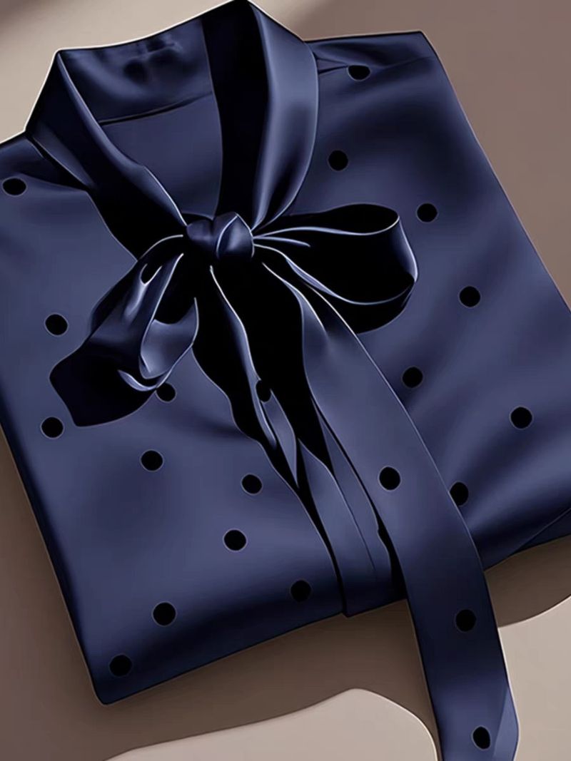 Blusa a pois in raso ispirata – Dettaglio papillon e silhouette fluida per un'eleganza senza sforzo (S-2XL)_voghion.com