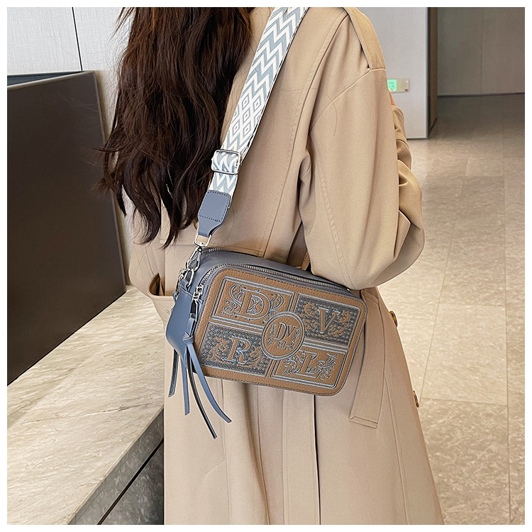 Sac pour appareil photo brodé de conception de Niche pour femmes, nouveau style transfrontalier, petit sac carré haut de gamme, sacs à bandoulière polyvalents, 2024_voghion.com