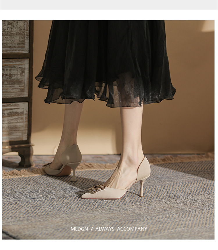 82308 Spitz zulaufende High Heels für Damen Stiletto-Absätze 2024 Frühjahr und Sommer im neuen Stil mit quadratischer Schnalle und großem Strasssteinen, französische Hohlschuhe_voghion.com