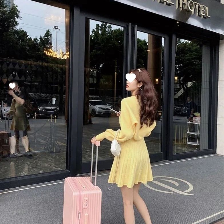 Ensemble pull-over et robe en tricot fin pour fille, couleur jaune crème, collection automne-hiver 2025, style féerique_voghion.com