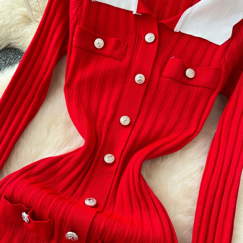 Rochie de damă de lux, retro, cu rever în culori contrastante, mâneci lungi, nasturi metalici, croială slim, cu dungi verticale, tricotată_voghion.com