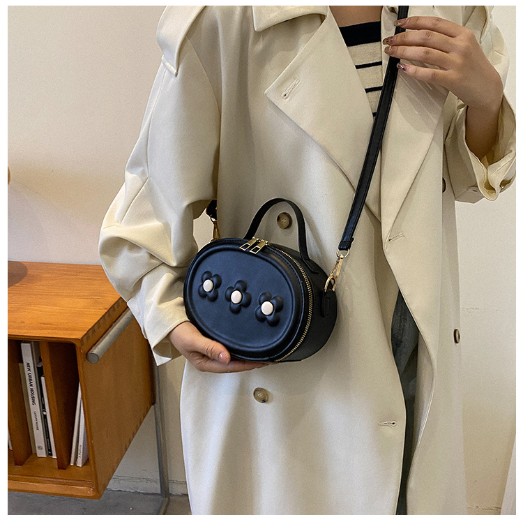 Fresh Trendy Casual Commuter Messenger Bag 2023 Spring New Niche Design fashion simple shoulder bag female bag_voghion.com