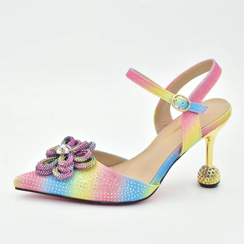 Sandali con tacco a spillo decorativi con applicazione tridimensionale con borsa da sera per banchetti con design alla moda dello stesso colore_voghion.com