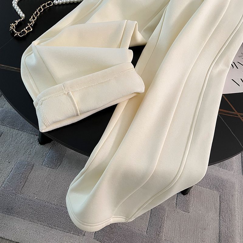 Completo da donna con felpa con cappuccio e pantaloni larghi a vita alta - Comodo outfit invernale foderato in pile per un look casual chic_voghion.com