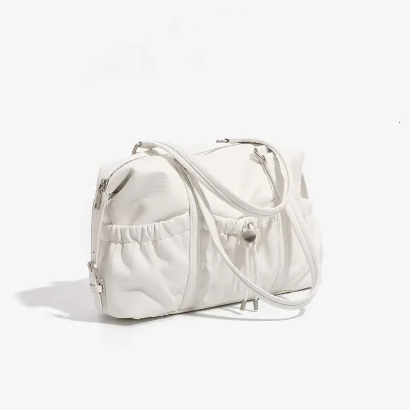 Borsa a tracolla multitasche in pelle pregiata per le uscite estive, modello Pillow Tote da donna chic_voghion.com