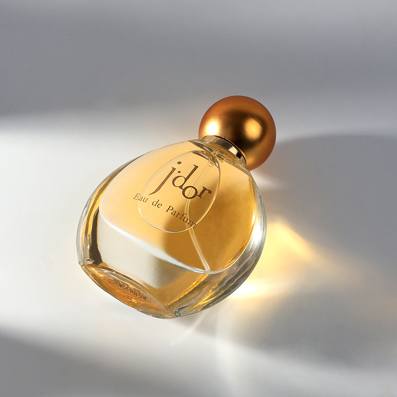 la nuova fragranza SACO accompagna la tua vita. Il profumo della signora ha una fragranza leggera e duratura, fresca e naturale_voghion.com