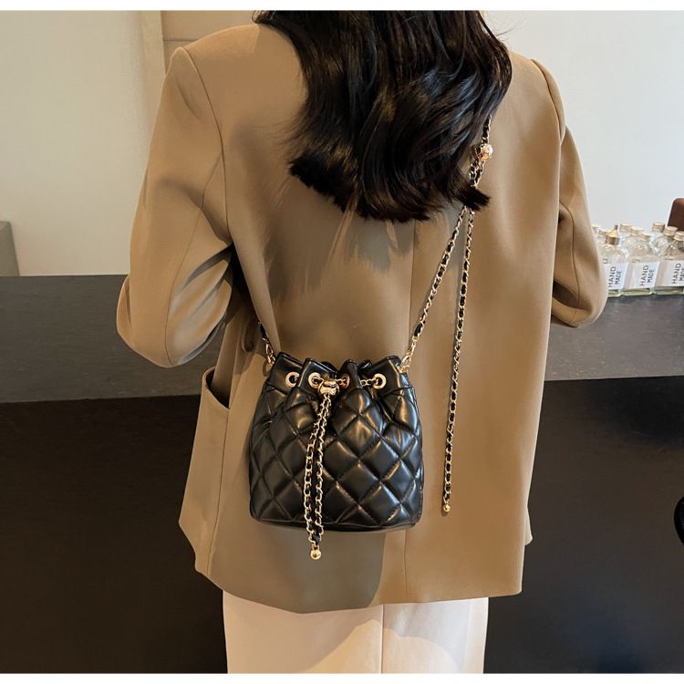 Damen Bucket Bag Diamond Chain Crossbody Bag Kleine Bucket Bag mit Kordelzug Leichte, luxuriöse, runde Bucket Bag Umhängetasche Crossbody Bag Frau_voghion.com