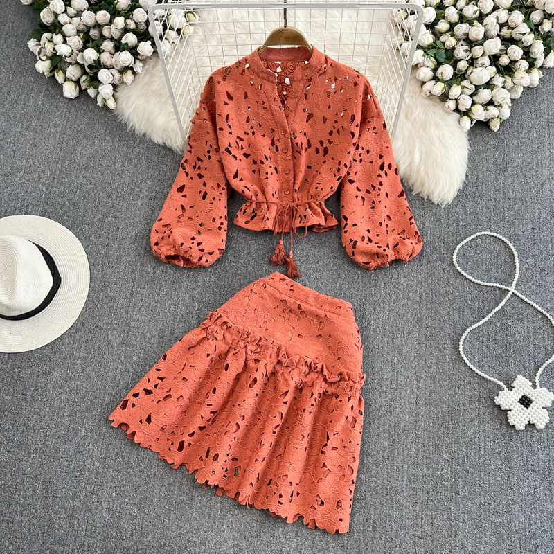 Conjunto feminino de duas peças com camisa curta e manga lanterna, cintura alta e saia justa em A_voghion.com