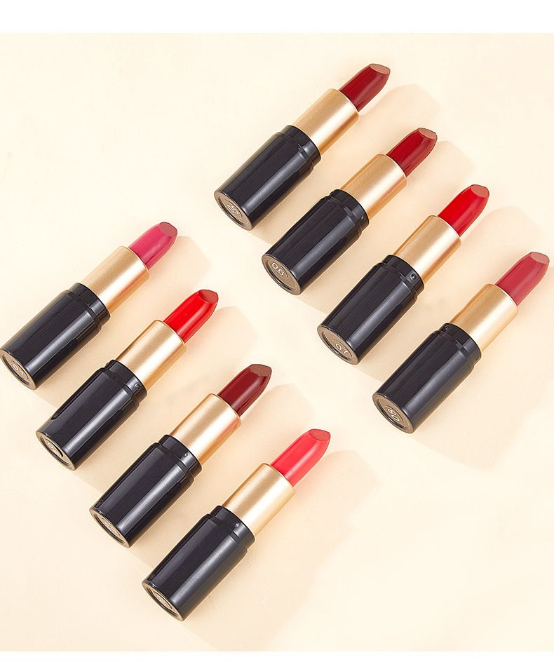Lippenstift lässt sich leicht auftragen, ohne am Becher zu kleben. Feuchtigkeitsspendendes und pflegendes Make-up._voghion.com