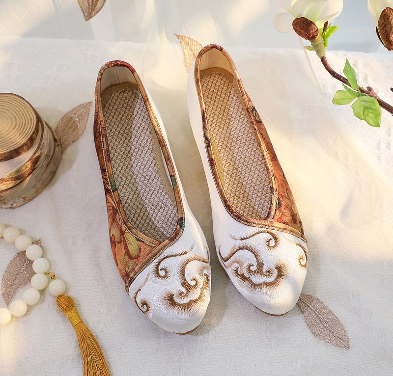 Damenschuhe Frühlings-Cheongsam im neuen Stil, spitze Tanzschuhe für Damen im Retro-Look, bedruckte alte Stoffschuhe_voghion.com