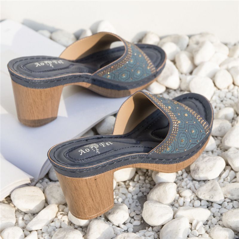 2022 Neue Sommersandalen für Damen im ethnischen Stil mit Wasserdiamant-Nähten, dicke High Heels, große bequeme Hausschuhe_voghion.com