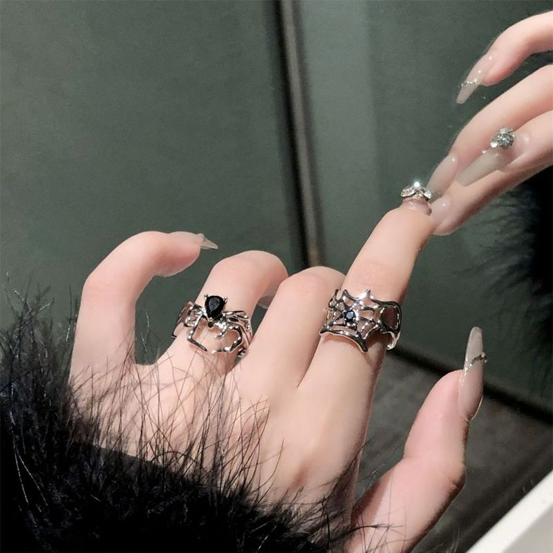 Anello con chiodo a forma di ragno, in stile retrò scuro, con gemma nera, design di nicchia, anello aperto in stile freddo di alta qualità_voghion.com