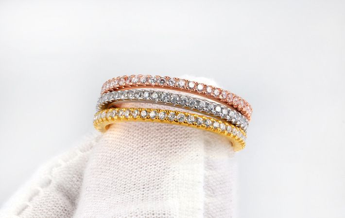 Elegante set di tre anelli con zirconi cubici, fedi nuziali impilabili placcate in oro 18 carati, gioielli geometrici raffinati per donna_voghion.com