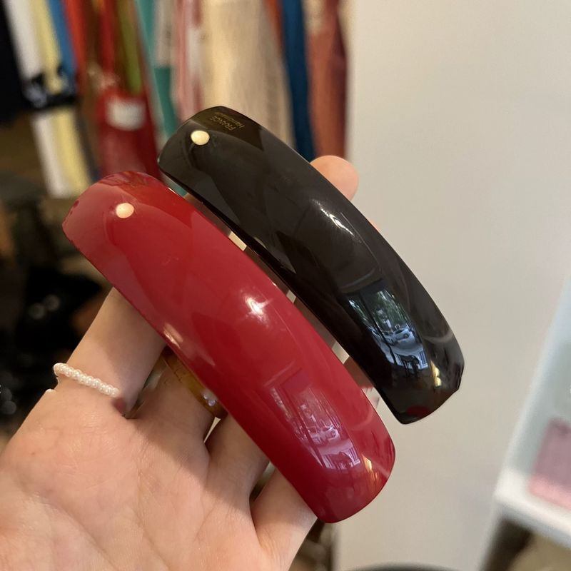 Rote Acetat-Gerade-Feder horizontal mit einem Gefühl von Luxus 2024 neuer High-End-Clip für das tägliche Pendeln, Haar-Accessoire bei_voghion.com