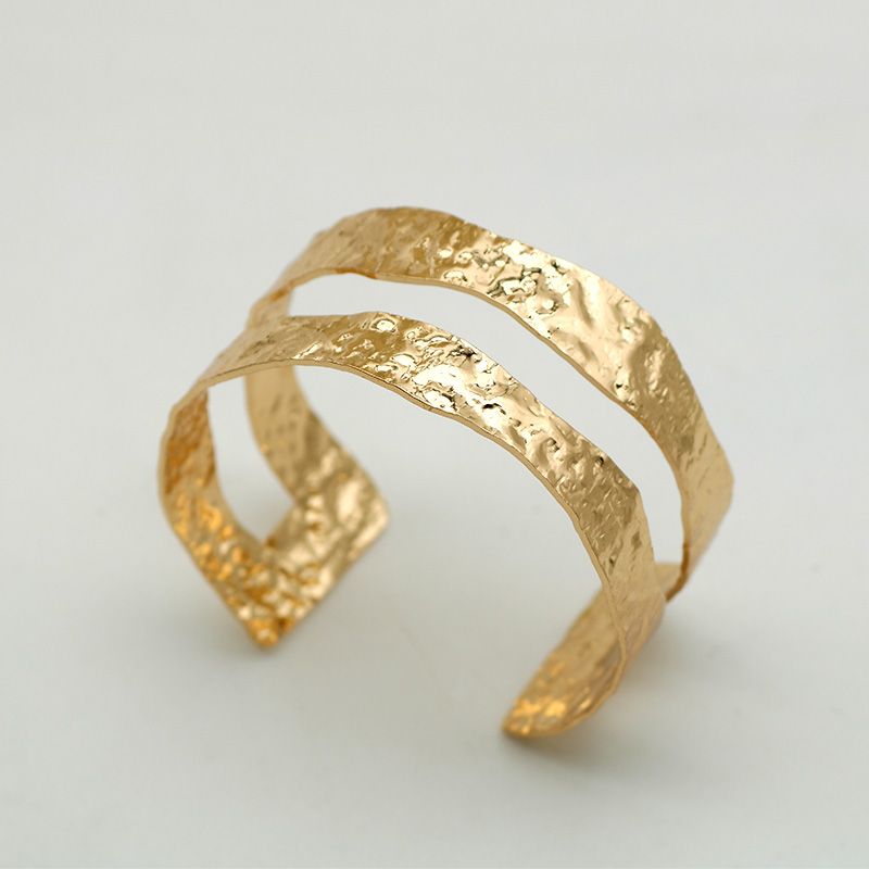 Bracciale rigido in metallo martellato irregolare per donna, gioielli alla moda, braccialetti punk, accessori all'ingrosso, nuovi stili senza tempo 2023443_voghion.com