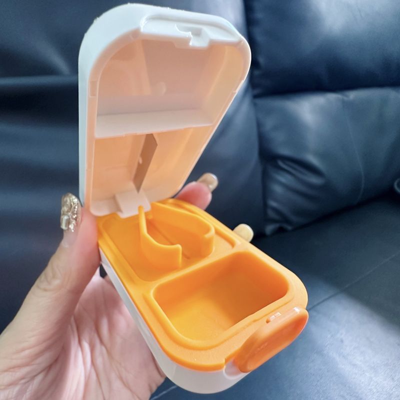Pastillero japonés premium con detalles de diamante – 18 L de almacenamiento para coche, estuche metálico higiénico con cortador de pastillas (blanco, estilo minimalista)_voghion.com