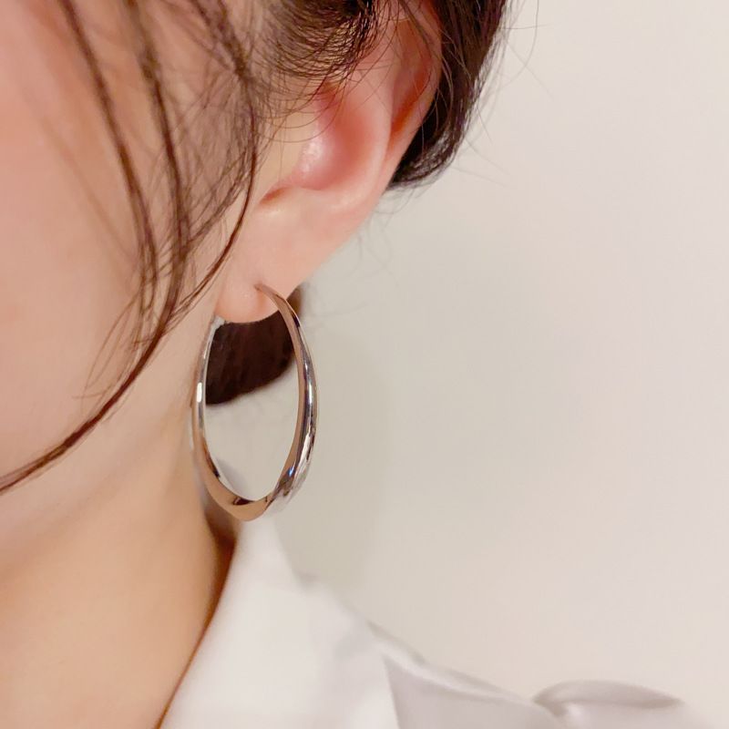 Orecchini pendenti a cerchio in metallo intrecciato unici da donna - Stile minimalista per un uso quotidiano elegante e versatile | Design snellente per le orecchie_voghion.com