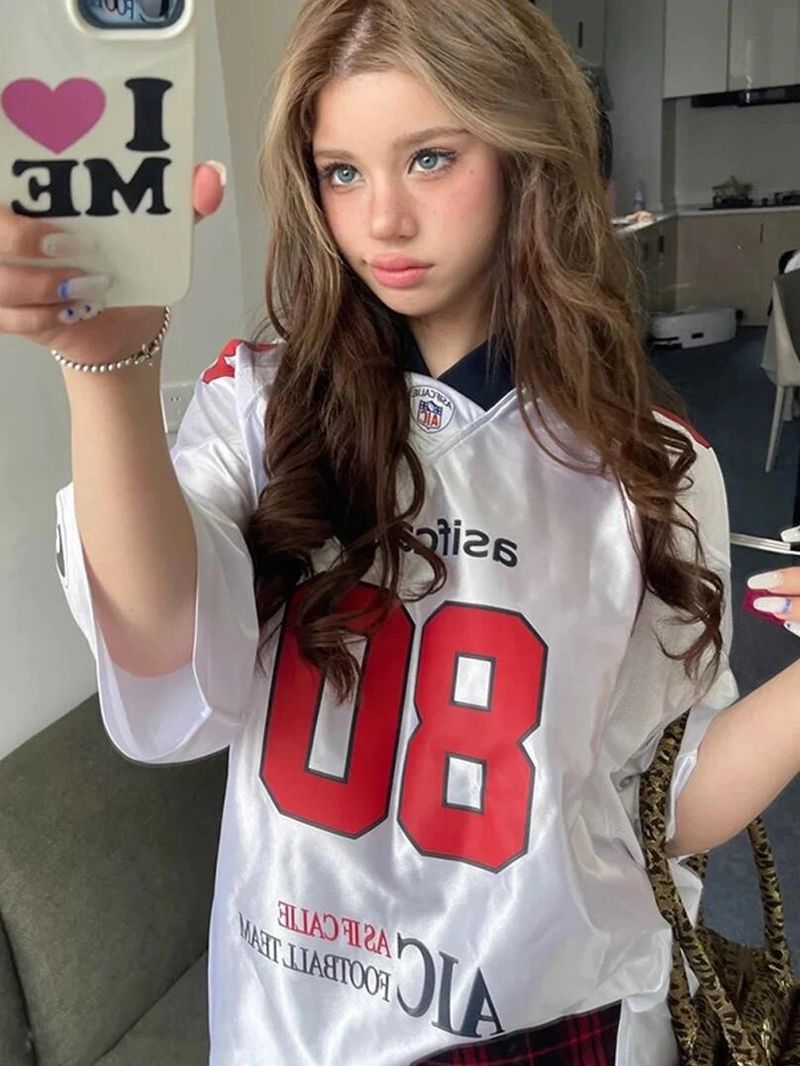 Top in jersey patchwork ispirato al K-Pop Minji - Maglietta ampia a maniche corte con ricamo e scollo a V_voghion.com