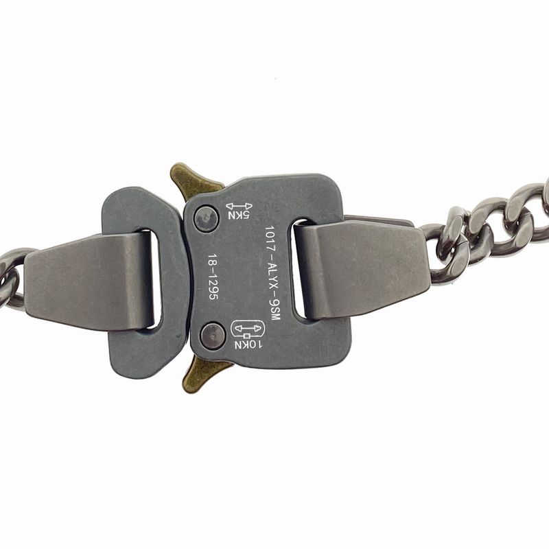 Fashionable And Versatile High Street Functional Style Metal Safety Buckle INS Men And Women Net Red Titanium Steel Short Retro Necklace_voghion.com