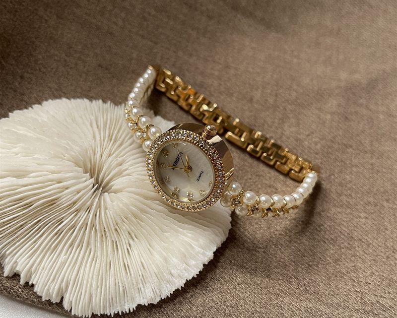 Nuovo orologio da donna di lusso leggero con bracciale in perle, squisito quadrante piccolo in madreperla di alto valore_voghion.com
