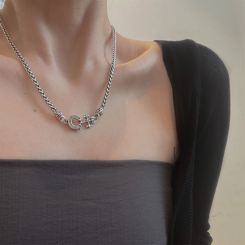 Collana cubana di alta qualità con fibbia a croce e fiore per donna, design di nicchia, nuova catena per clavicola minimalista versatile 2024_voghion.com