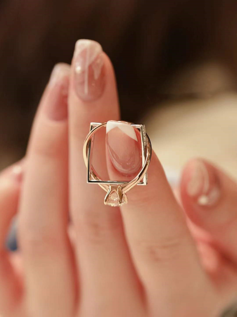 Diamante simulato rosa a doppio strato quadrato con braccio intrecciato per donna, proposta in oro con anello a quattro artigli in carati_voghion.com