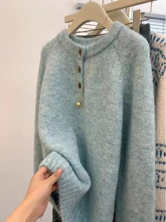 Un pull bleu doux et moelleux avec des boutons colorés et un col rond de style coréen pour les femmes en automne et en hiver, Ex_voghion.com