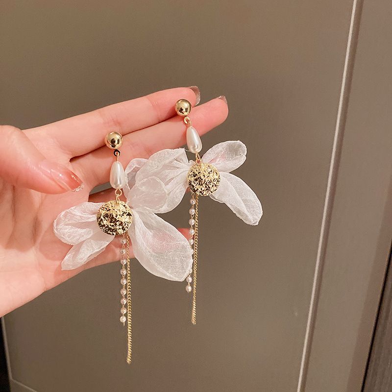 Orecchini con perle e diamanti in argento con frange a forma di fiore, orecchini di nicchia, temperamento atmosferico, orecchini di lusso leggeri e di alta gamma._voghion.com