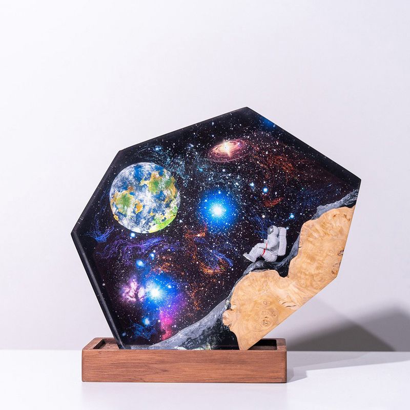 Starpzvaigžņu epoksīda lampas telpa Galaxy Astronaut Resin Wood Art Kosmosa kuģa nakts gaisma_voghion.com