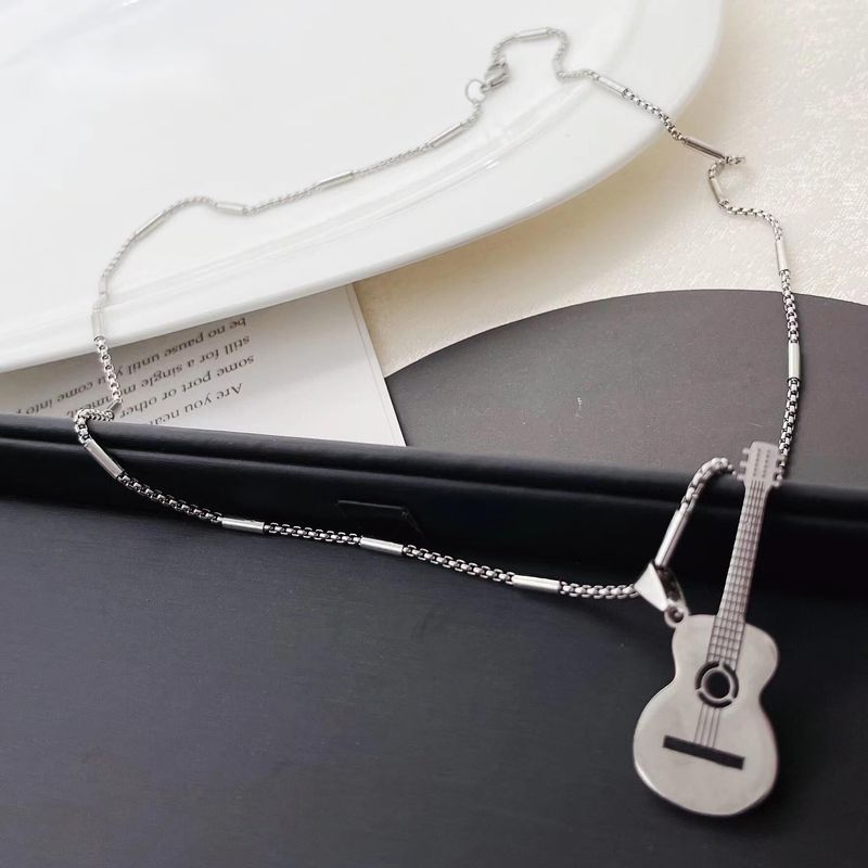 Personlig trendig märkeskändis med samma kombination av rostfritt gitarrhalsband, bleknar inte hänge, hiphop_voghion.com
