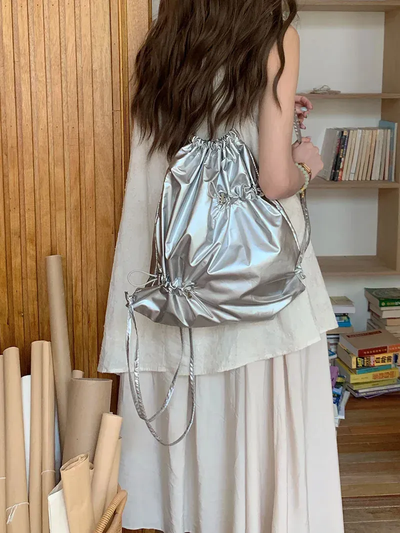 Koreanischer silberner Faltenrucksack mit Kordelzug für Damen, modisch, lässig, klein, schlicht, ideal für Studentinnen_voghion.com