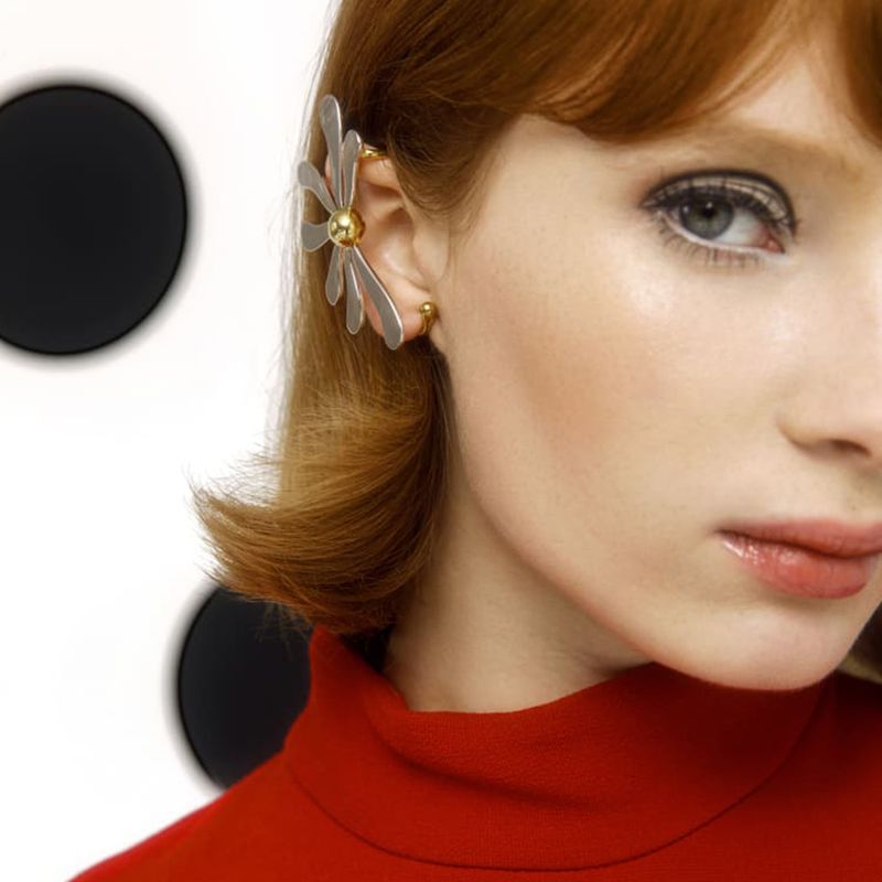 Orecchini piccoli a forma di margherita color oro e argento in acciaio inossidabile, nuovi per l'estate 2024_voghion.com