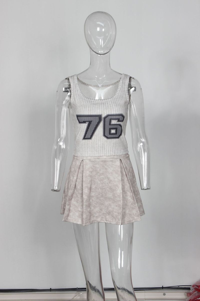 Completo da donna a forma di lettera, attillato, con gilet corto e gonna plissettata_voghion.com