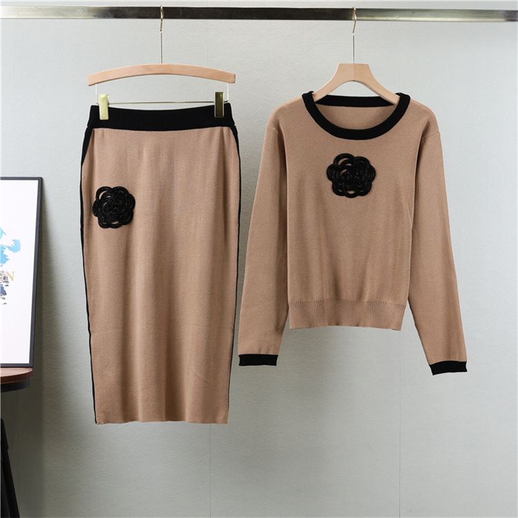Vêtements pour femmes nouveau costume en tricot camélia haut col rond tempérament à la mode pour femmes avec jupe de hanche de couleur contrastante_voghion.com
