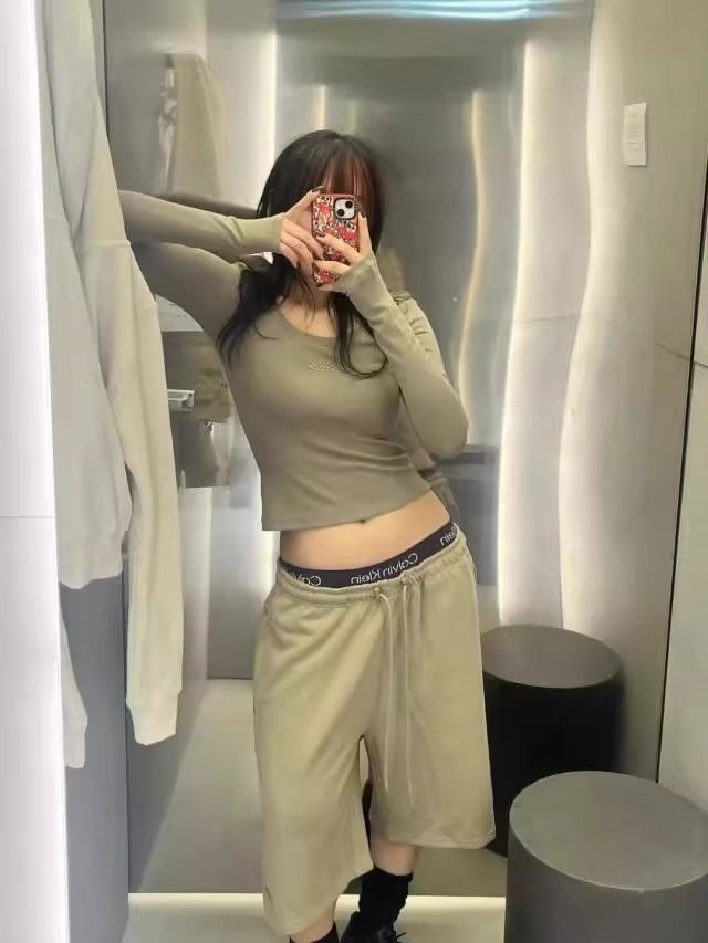 Retro Off-Shoulder T-Shirt Women's Long Sleeve Slim Fit Cropped Top American Vintage Style Basic_voghion.com