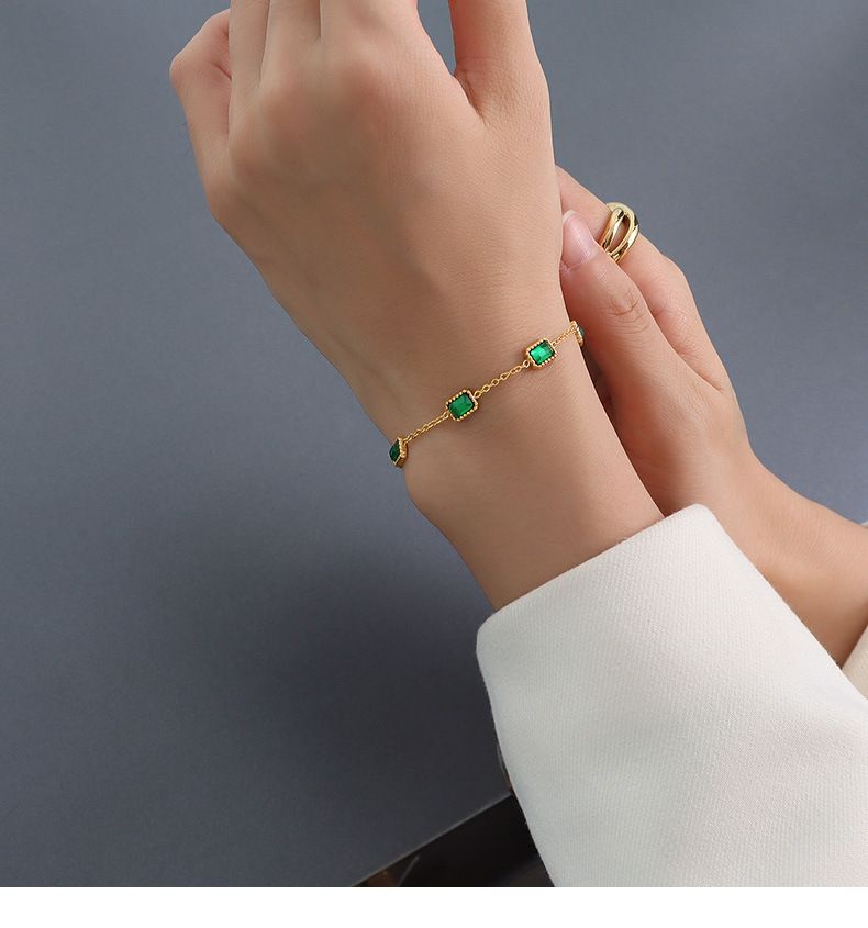 Damessieraden Eenvoudig Frans ontwerp Nichelamp Luxe gouden kubus Ingelegde smaragd Zirkoon Titaniumstaal Verguld 18K Goud Sieraden_voghion.com