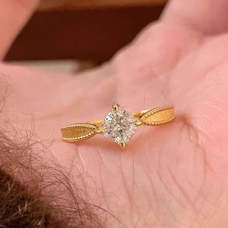 Vintage Gold gebürsteter kleiner quadratischer Diamant Starburst für Frauen, leichter luxuriöser, schlichter, vielseitiger Moissanit-Ring_voghion.com