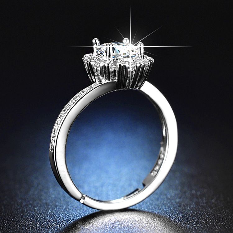 Bague ronde en diamant pour femme avec petite fleur incrustée et micro-simulation d'un carat_voghion.com