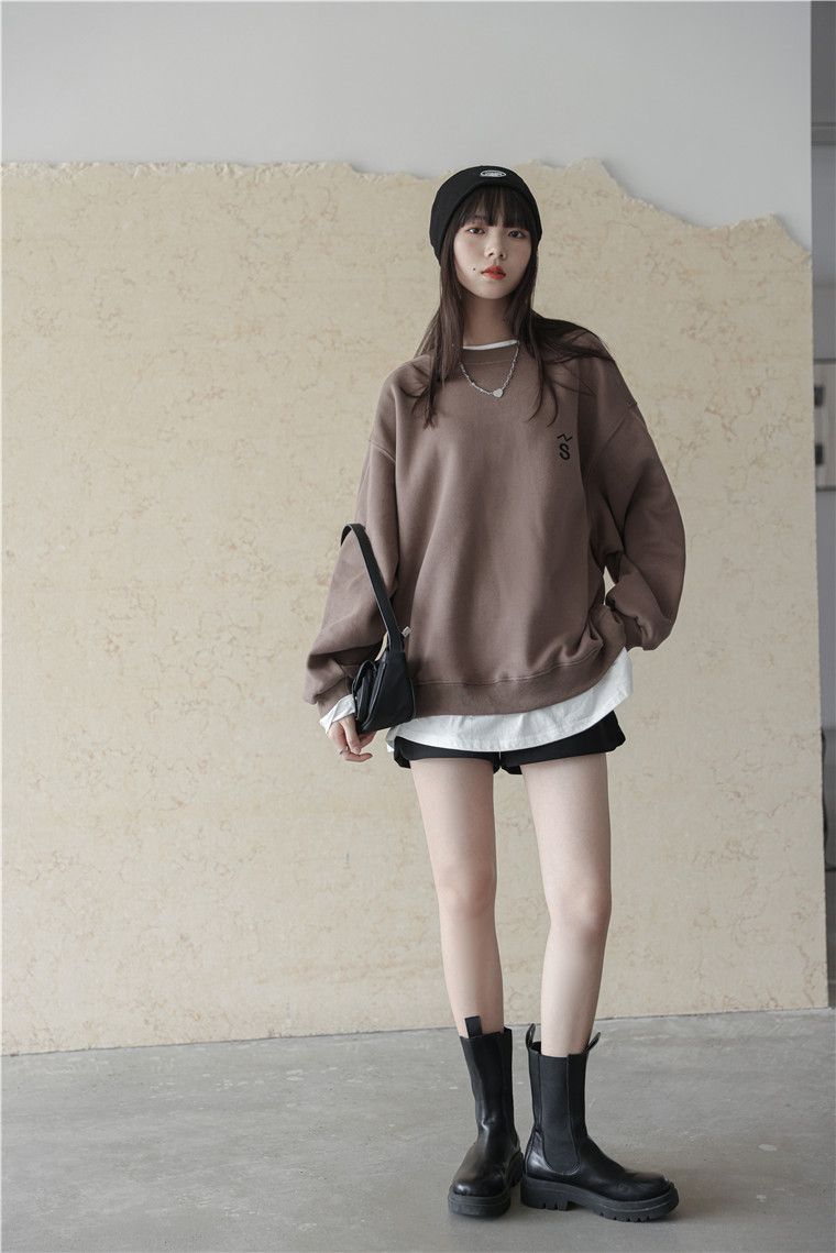 Løs, broderet hættetrøje i to dele i doven stil_voghion.com